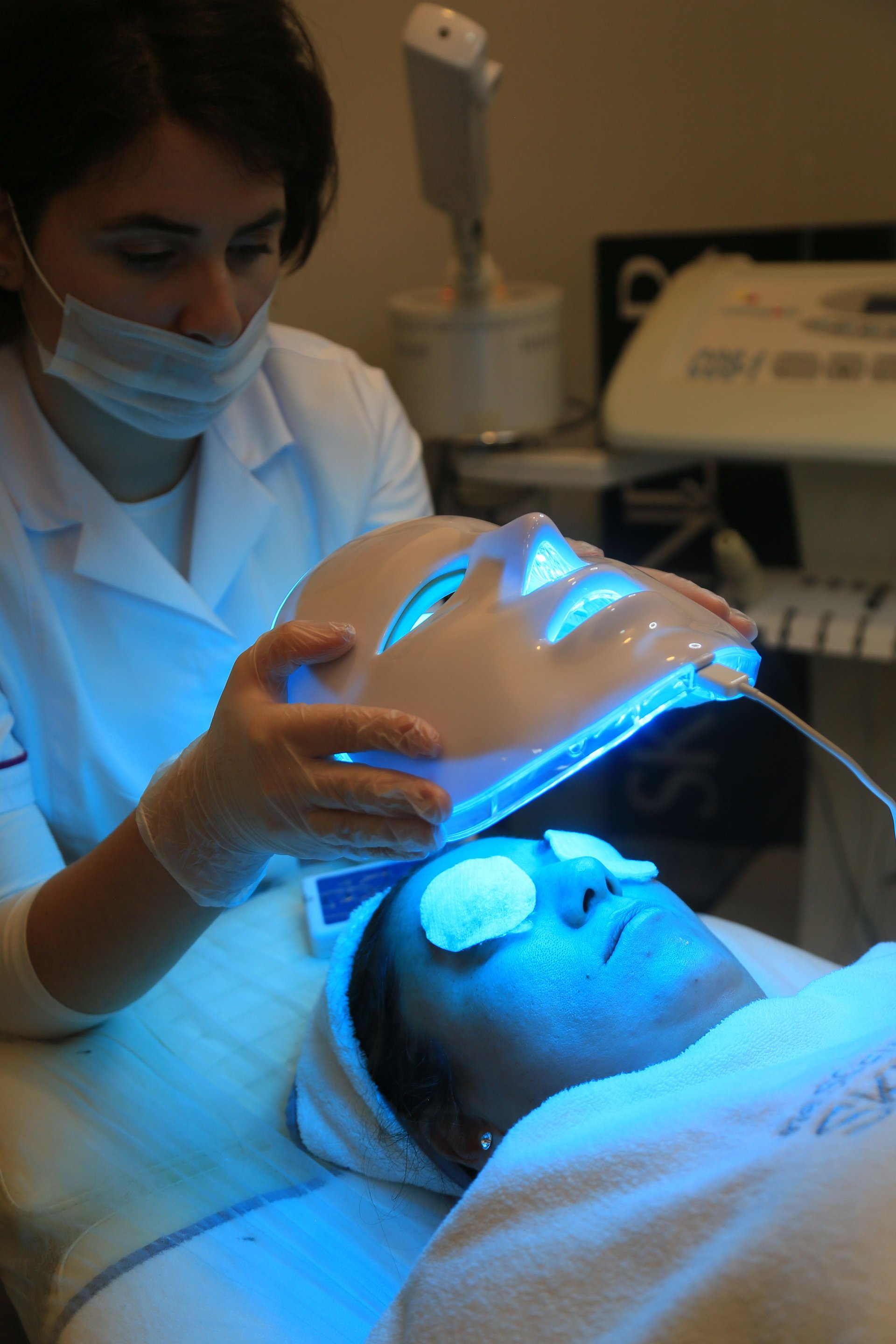 Best LED Light Therapy Face Masks for At-Home Skincare
